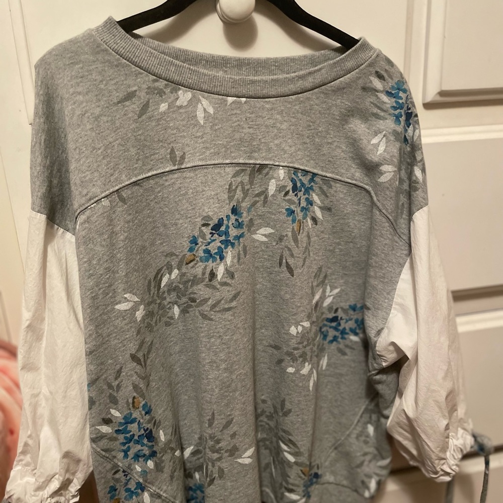 Sweatshirt